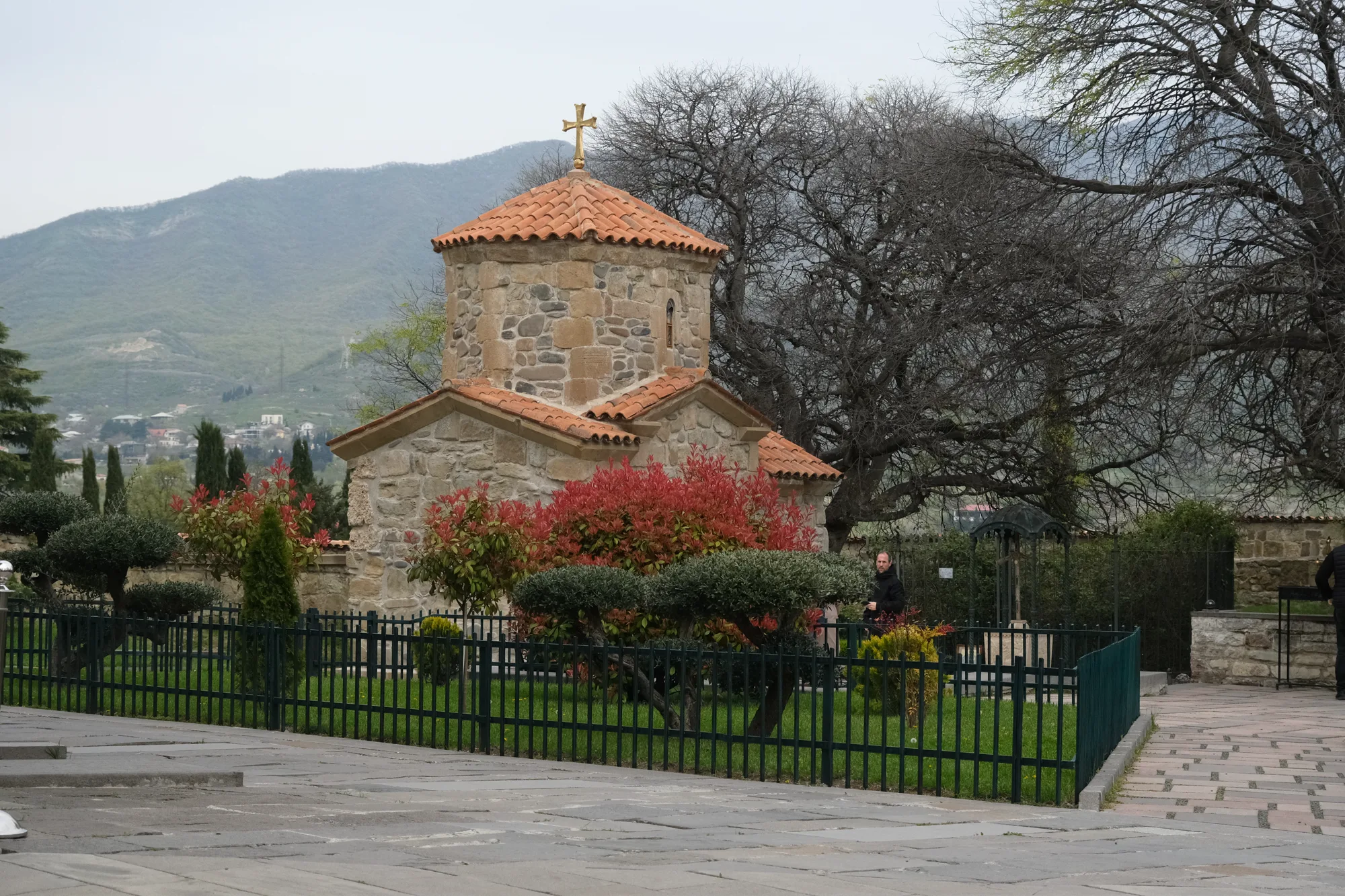 Старинная кахетинская часовня с видом на Алазанскую долину