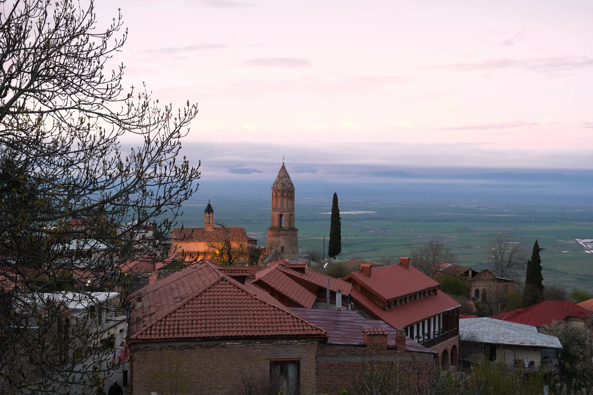 Панорама Сигнахи с крепостной башней в сумерках