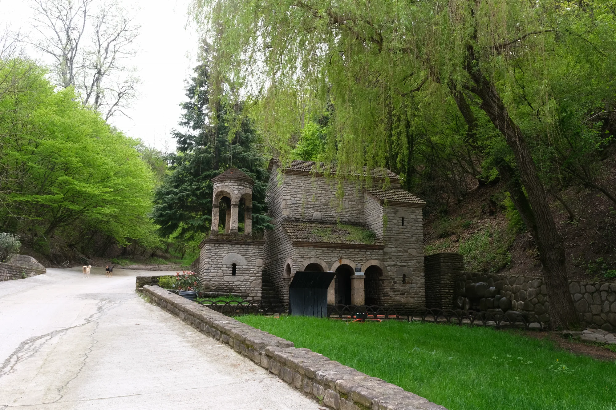 Часовня у святого источника монастыря Бодбе
