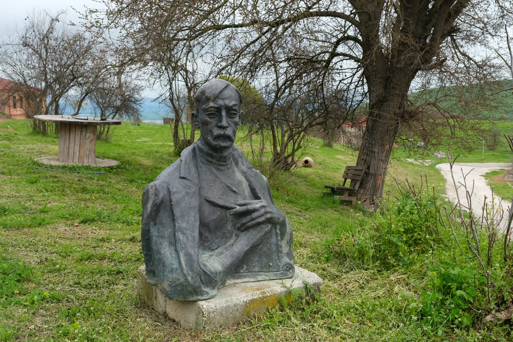 Памятник Николозу Пиросмани в саду дома-музея