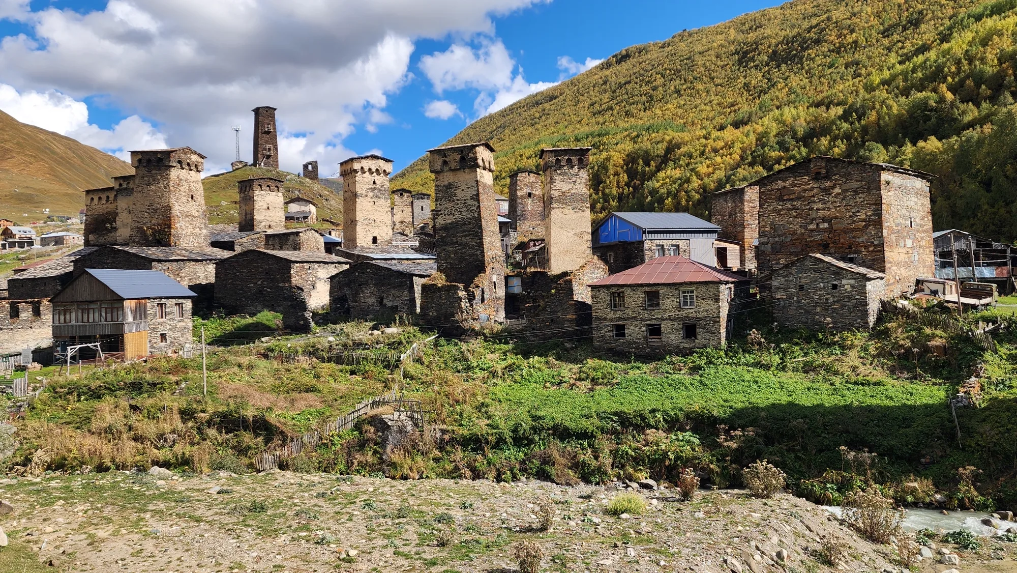 Панорама сванских башен и домов в горном селе
