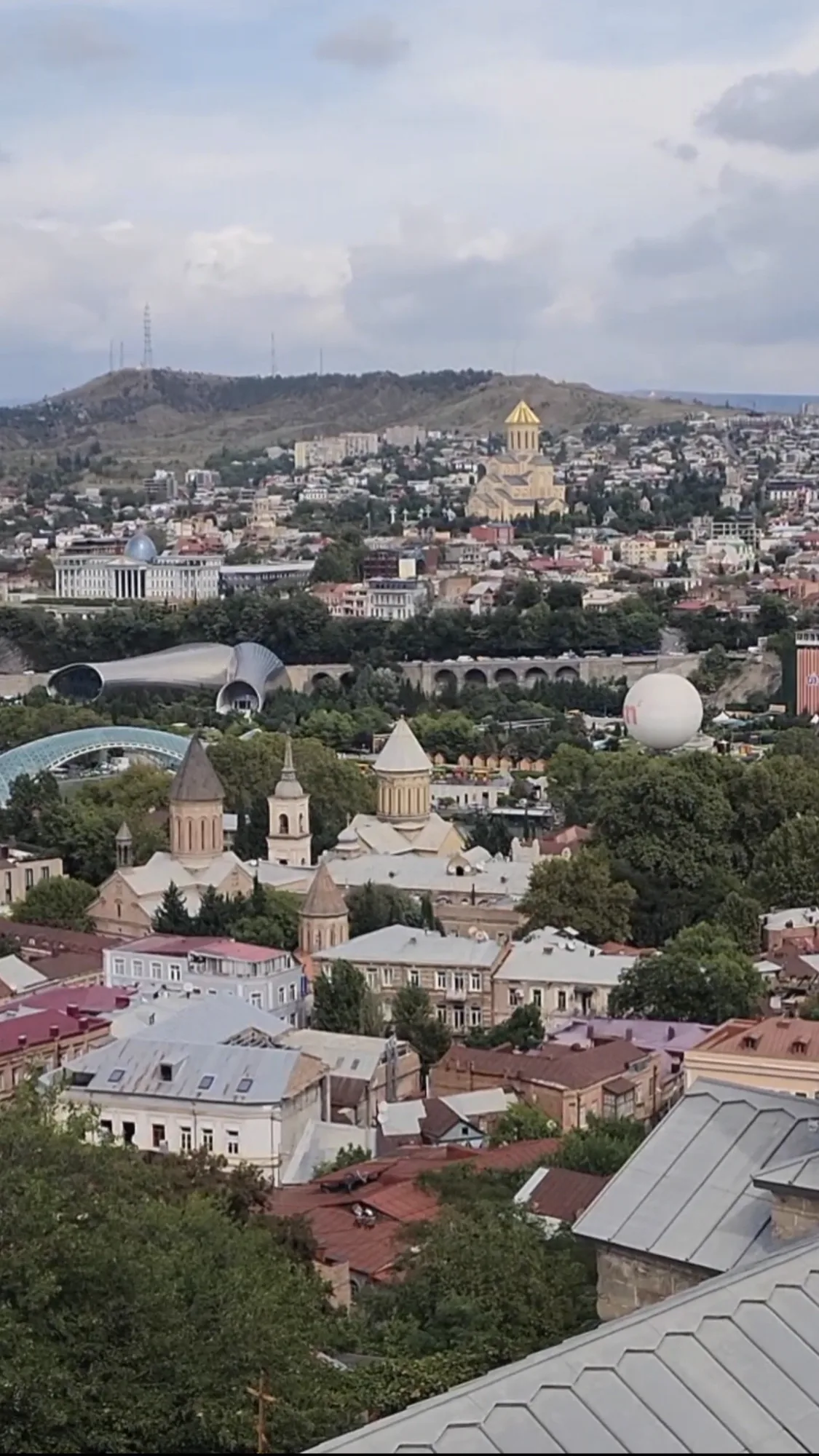 Панорама Тбилиси с собором Самеба, Мостом Мира и старым городом