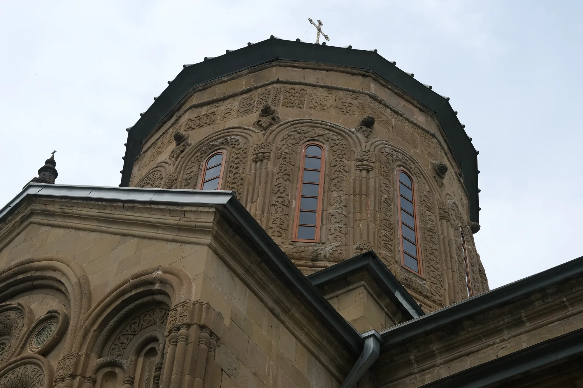 Резной барабан купола собора Светицховели