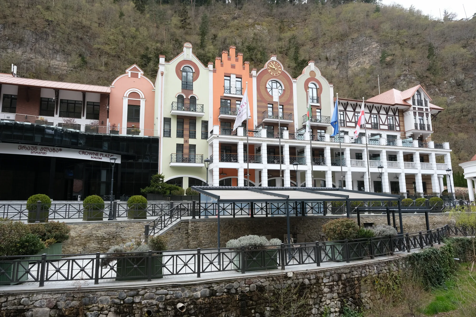 Отель Crowne Plaza Borjomi на фоне гор
