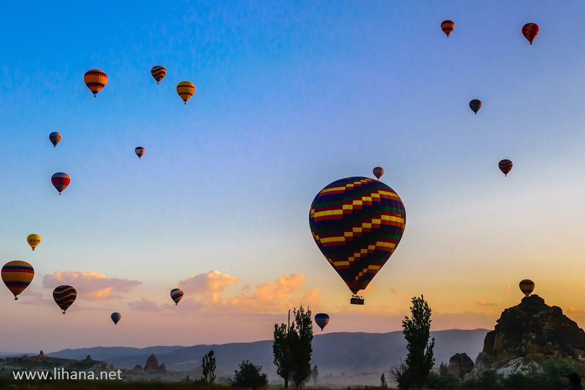 Десятки воздушных шаров поднимаются в небо над Каппадокией