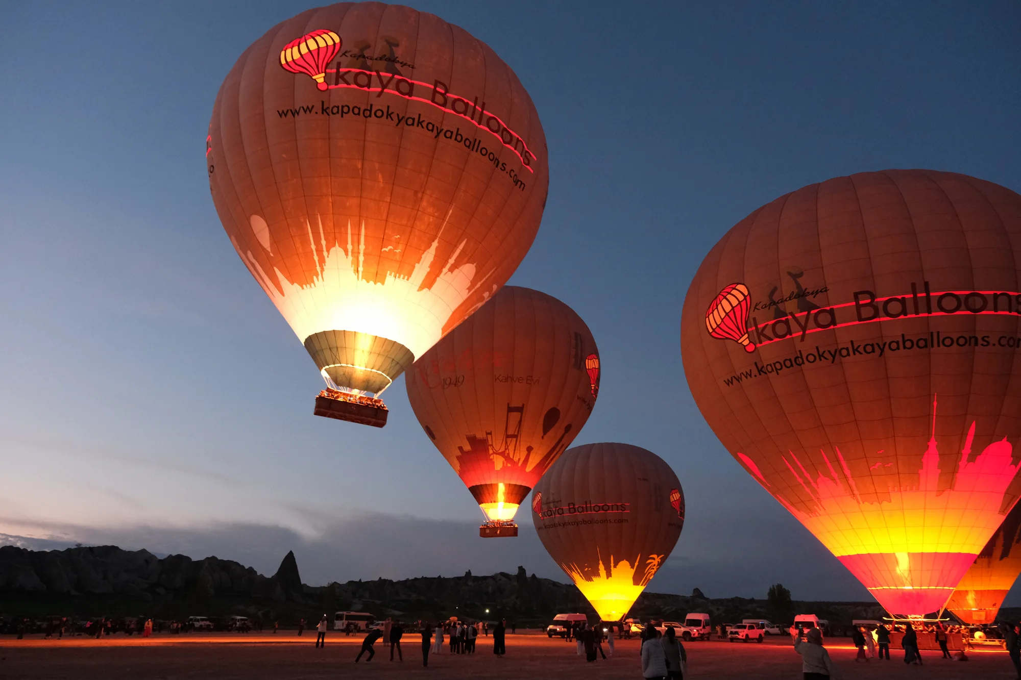 Подсвеченные воздушные шары компании Kaya Balloons перед взлётом в сумерках